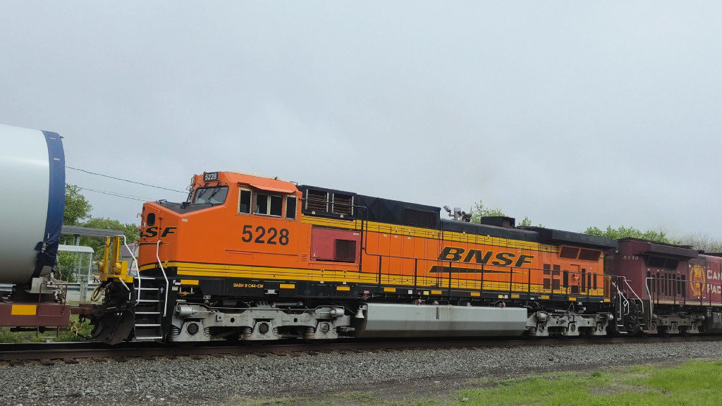 BNSF 5228